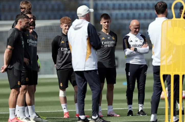 Real Madrid's Turkish midfielder Arda Guler (2R) and teammates attend a training session at the Santiago Bernabeu stadium in Madrid on May 27, 2024